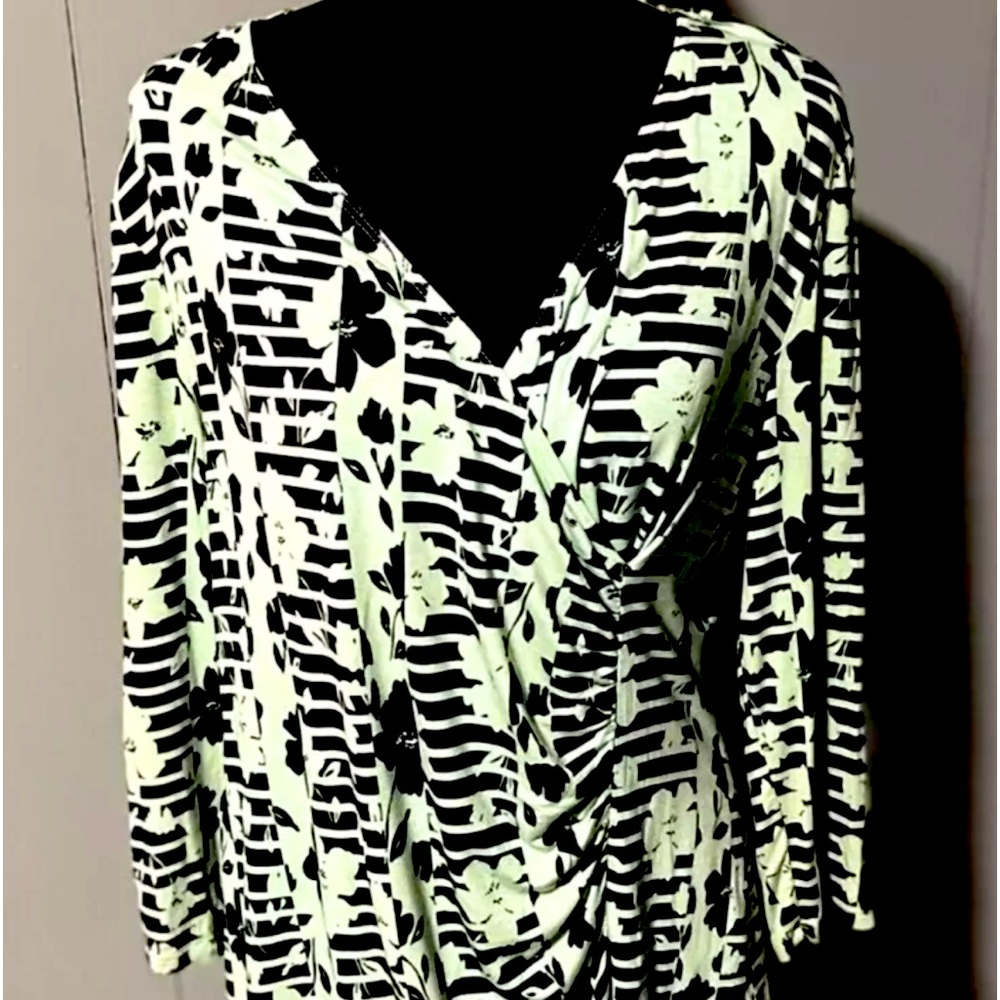 DANA BUCHMAN FAUX WRAP & ROUCHED GREEN AND BLACK FLORAL BLOUSE - 3/4 SLEEVE - XL